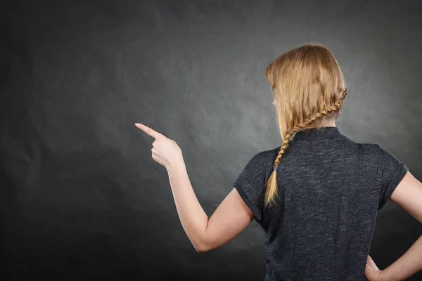 Frau mit geflochtenen Haaren — Stockfoto