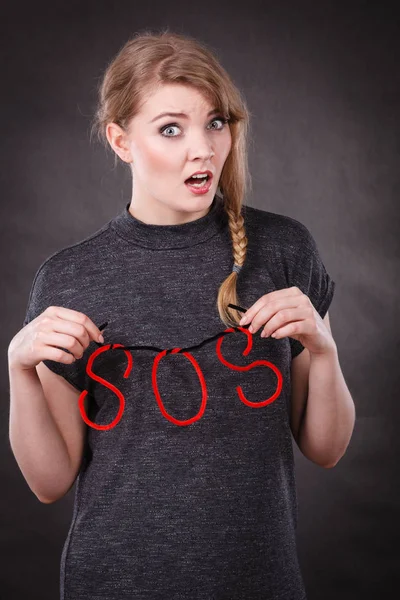 Mujer asustada con sos ayuda firmar . — Foto de Stock