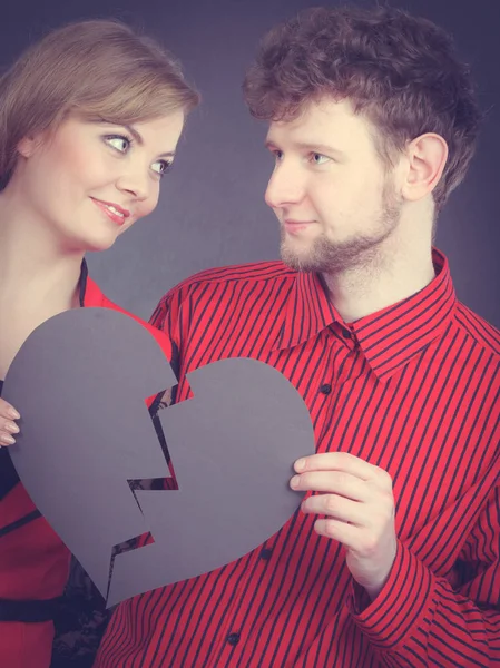 Cuplul ține inima frântă unită într-una — Fotografie, imagine de stoc