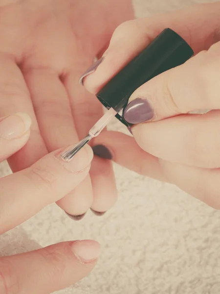 Mujer en salón de belleza haciendo manicura . — Foto de Stock