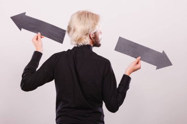 Sol ve sağ oklar siyah tutan adam