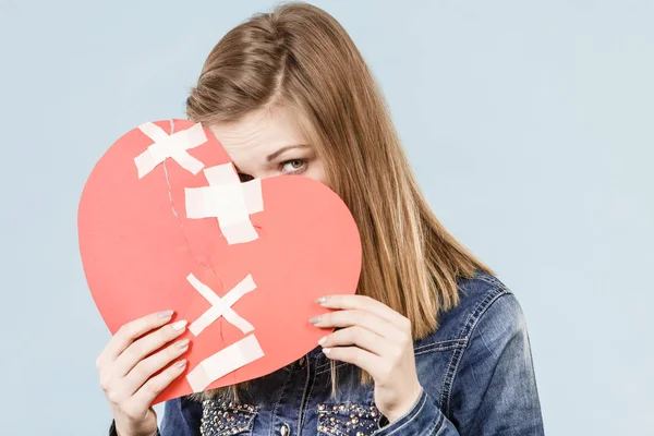 Mujer joven con el corazón roto — Foto de Stock