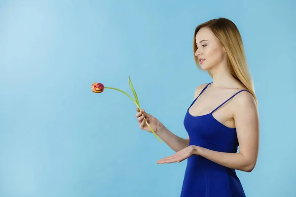Skott på blå kvinna som håller tulip — Stockfoto