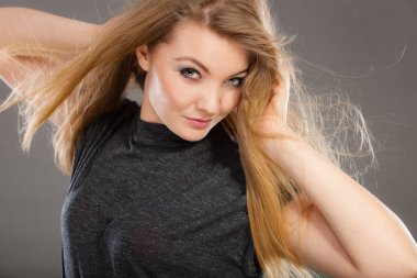 Karanlıkve saçlı çekici sarışın kadın