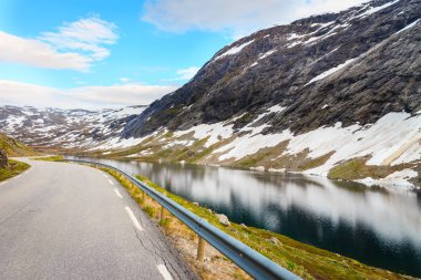 Yol manzara Norveç dağlarında