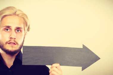 kara ok sağ işaret tutan adam