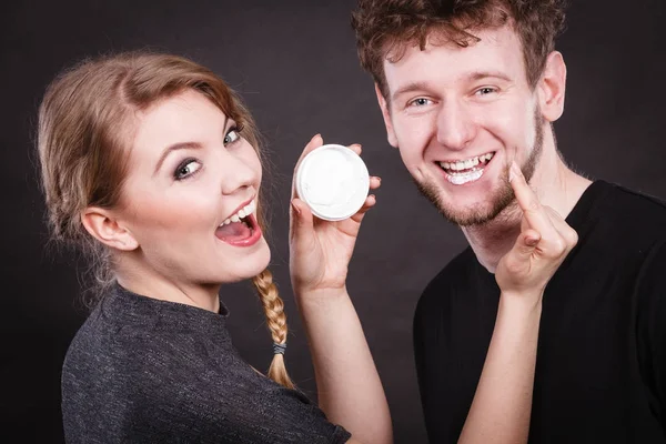 Engraçado casal brincando com creme . — Fotografia de Stock