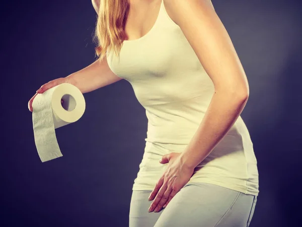 Donna con le mani tenendo il cavallo in bagno — Foto Stock