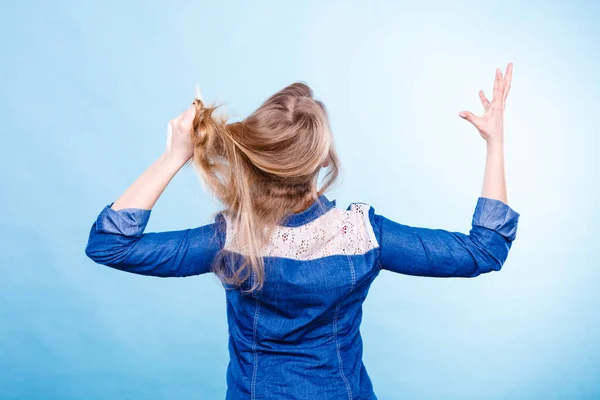 Разъяренная женщина выдергивает волосы из головы . — стоковое фото
