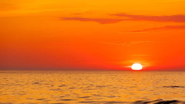 Scatto idilliaco del tramonto sul mare — Foto Stock