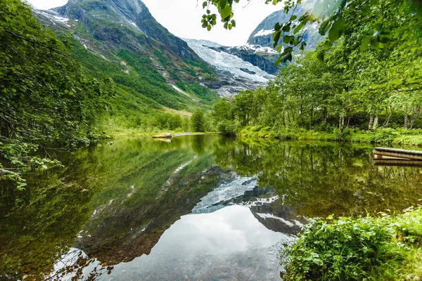 Glaciar Boyabreen e lago na Noruega — Fotografia de Stock
