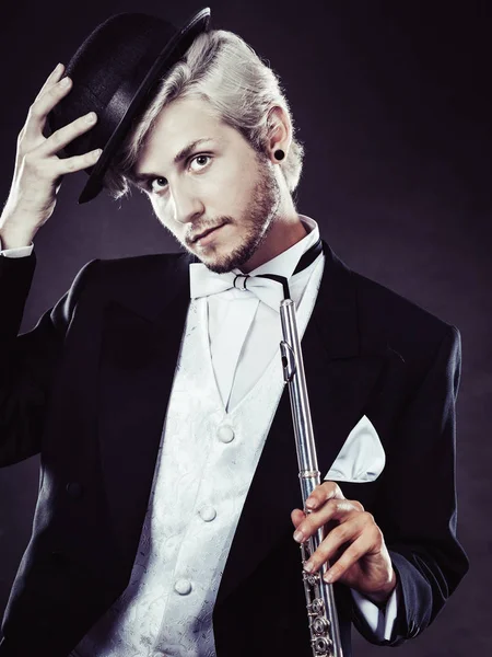 Елегантно одягнений музикант тримає флейту — стокове фото