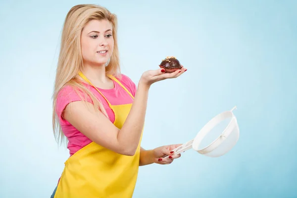 Mulher segurando cupcake de chocolate e escorredor — Fotografia de Stock