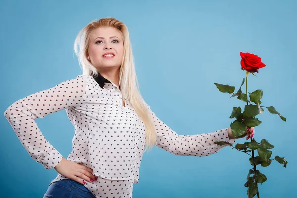 Mavi kırmızı gül çiçek tutan kadın