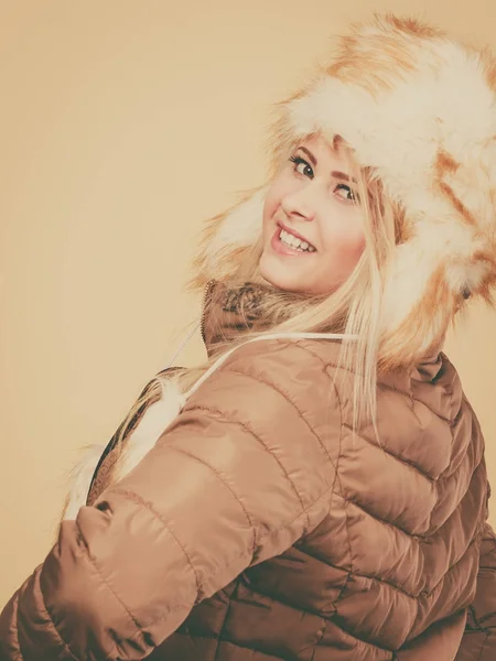 Blond žena v zimě chlupatá čepice — Stock fotografie