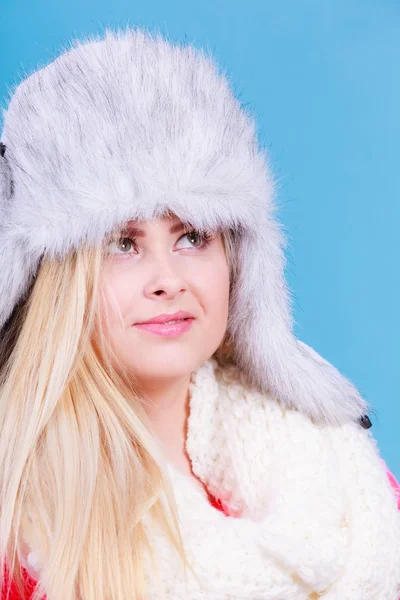 Kış sıcak tüylü şapkalı sarışın kadın — Stok fotoğraf