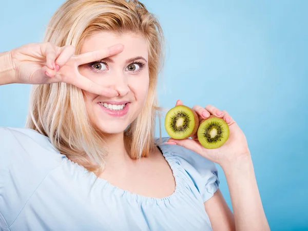 Woman holding green kiwi fruit — Stock Photo, Image