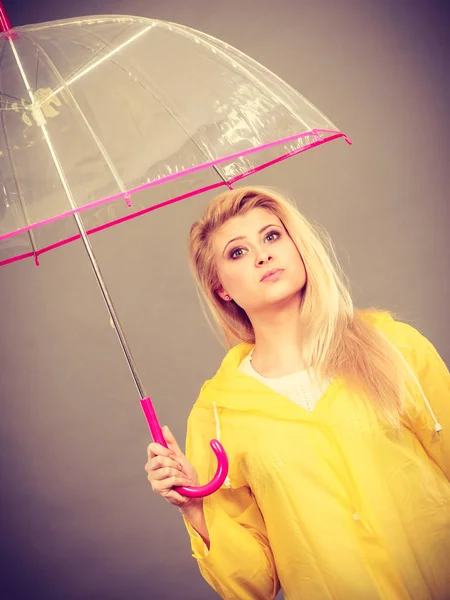 Mujer aburrida triste vistiendo impermeable con paraguas — Foto de Stock