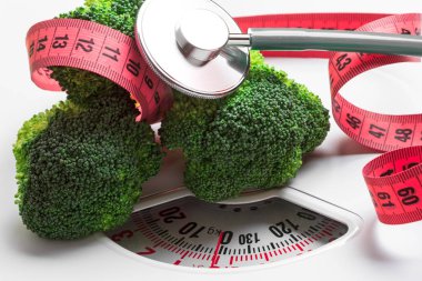 Kasette ağırlık ölçek ölçme ile brokoli. Diyet