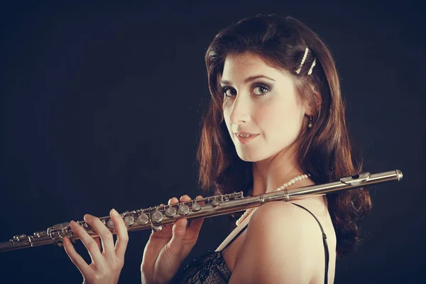 Femme élégante avec instrument pour flûte . — Photo