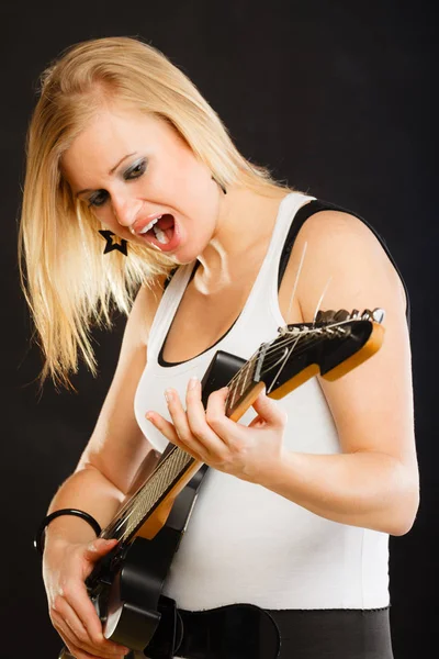 Mujer tocando en la guitarra eléctrica y cantando — Foto de Stock