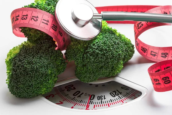 Broccoli med måttband på vikt skala. Bantning — Stockfoto