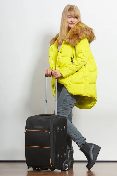 Ευτυχισμένος νεαρή γυναίκα στην ζεστό μπουφάν με βαλίτσα. — Φωτογραφία Αρχείου