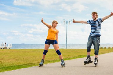 Dışarıda paten süren genç bir çift.