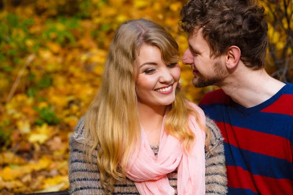 Aşık çift bankta sonbahar Park