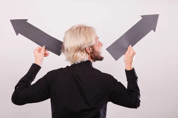 Man met zwarte pijlen links en rechts — Stockfoto