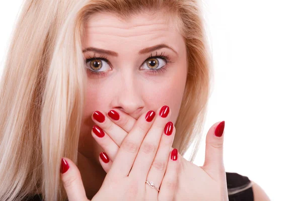 Femme choquée couvrant la bouche avec les mains — Photo