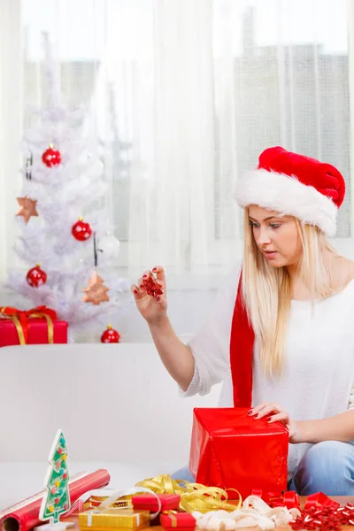 Noel hediyeleri açma Santa şapka kadında