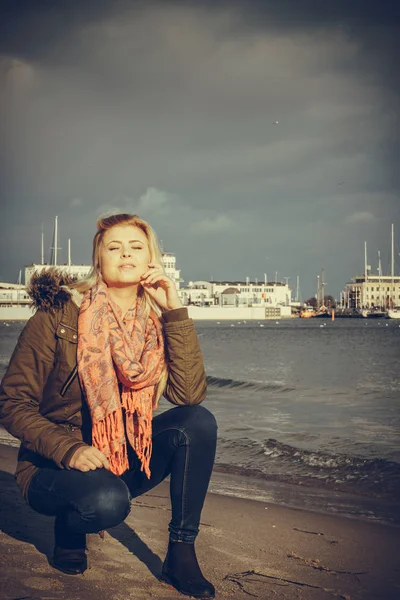 Femme relaxante sur la plage, journée froide — Photo