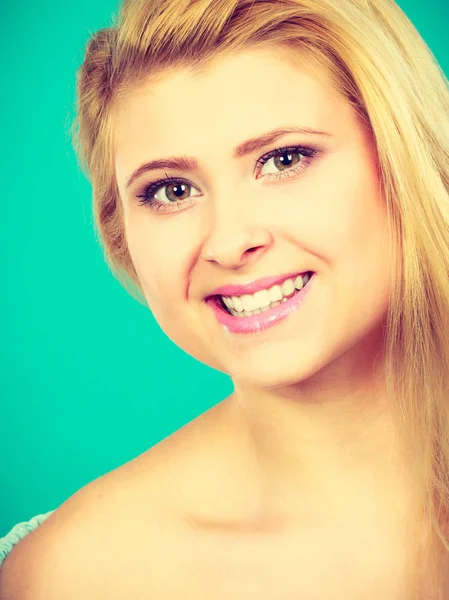 Glad positiv leende blond kvinna — Stockfoto