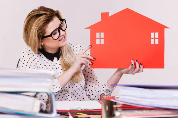 Glad affärskvinna i office håller hus — Stockfoto