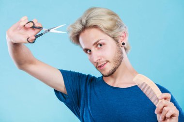 Adam makas ve tarak yeni saç modeli oluşturma