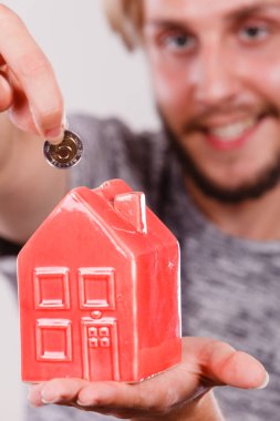 Adam evi servet para koyarak