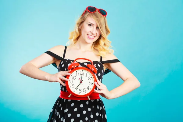 Chica sonriente con despertador en azul . —  Fotos de Stock