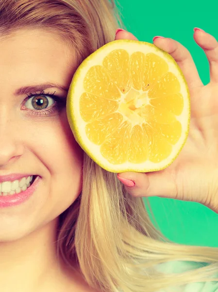 Meyve yarım limon tutan kadın