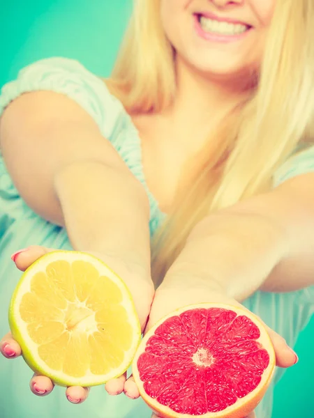Kadın greyfurt narenciye meyve elinde tutan — Stok fotoğraf