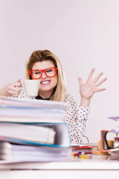 Donna felice in ufficio bere caffè caldo — Foto Stock