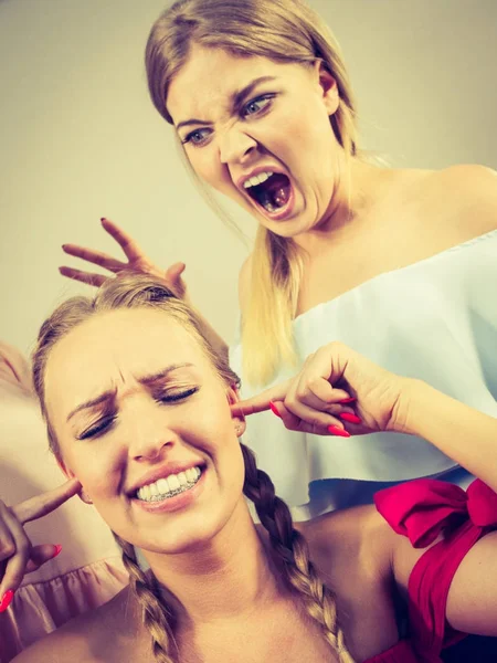 Two women having argue fight — Stock Photo, Image