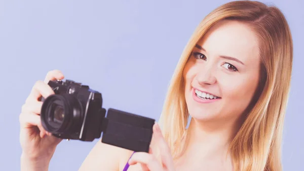 Mujer rubia con cámara en azul — Foto de Stock