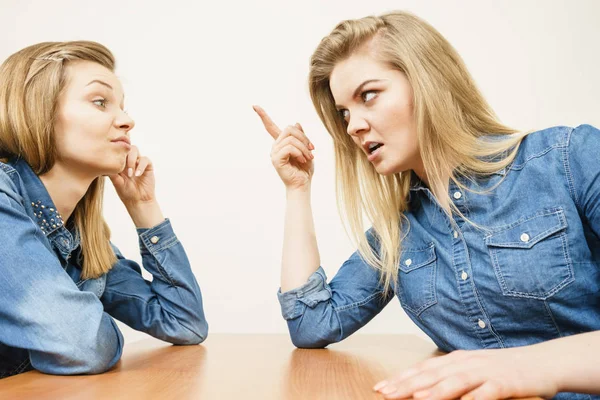 Duas mulheres discutindo briga — Fotografia de Stock