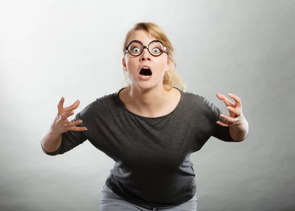 Woedend vrouw schreeuwen. — Stockfoto