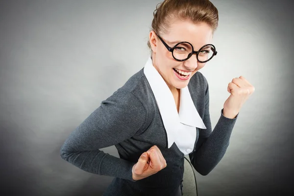 Fröhliche Bürokauffrau drückt Freude aus. — Stockfoto