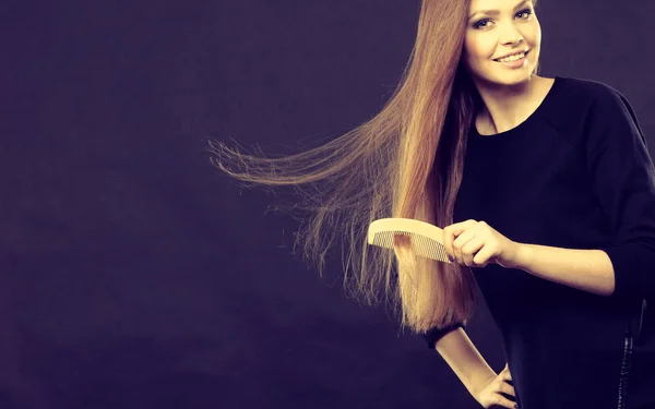 Langharige vrouw haar haren kammen. — Stockfoto