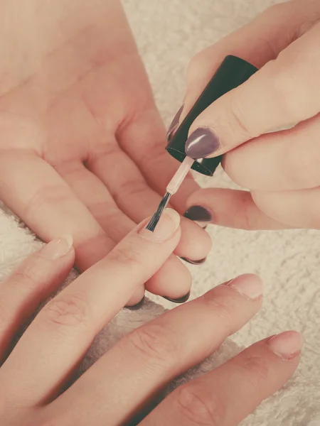 Woman in beauty salon getting manicure done. — Stock Photo, Image