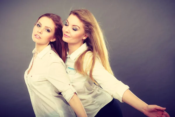 Two beautiful women having fun — Stock Photo, Image