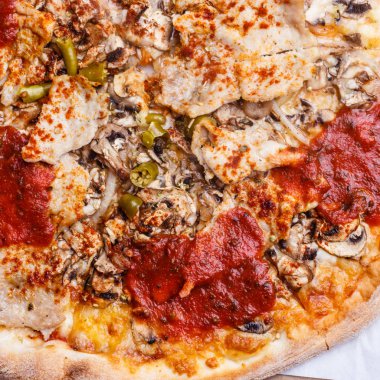 Sıcak pizza closeup.